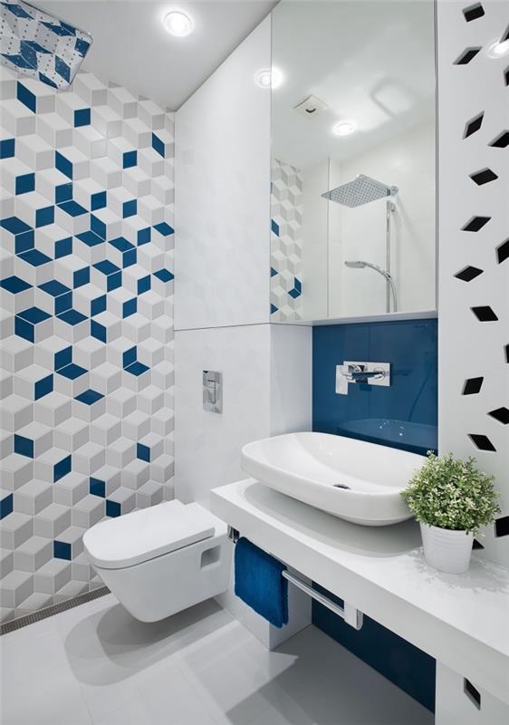 Duvarın grafik bölümü ve odaya renk ve ışık getiren mavi bir cam sıçrama ile mavi ve beyaz renklerde modern bir banyo