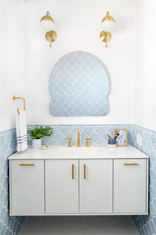 tabana yerleştirilmiş stilize dalga desenleri ile mavi karo banyo duvar kaplaması