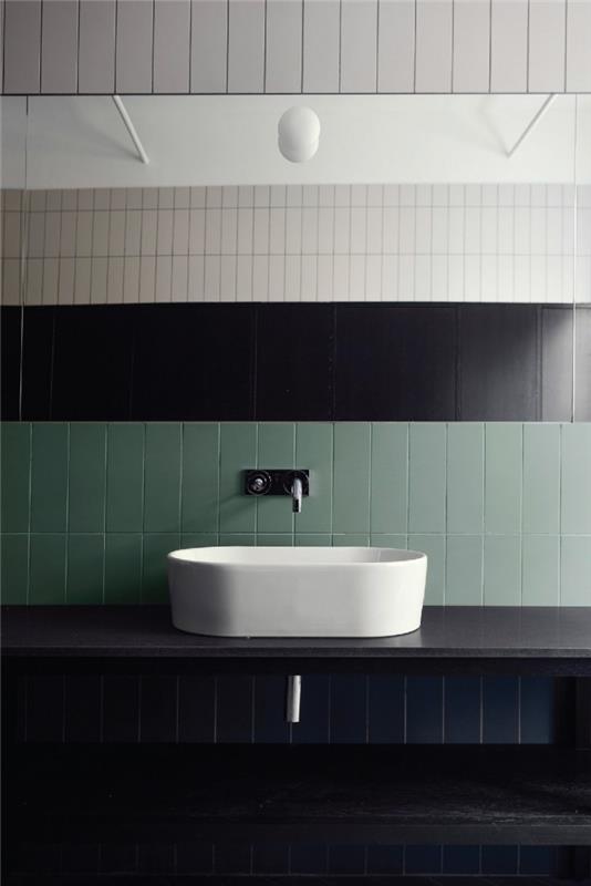 yatay olarak yerleştirilmiş iki sıra yeşil karodan oluşan özgün bir banyo sıçraması, üç duvar kaplamasının karıştırıldığı bir banyo