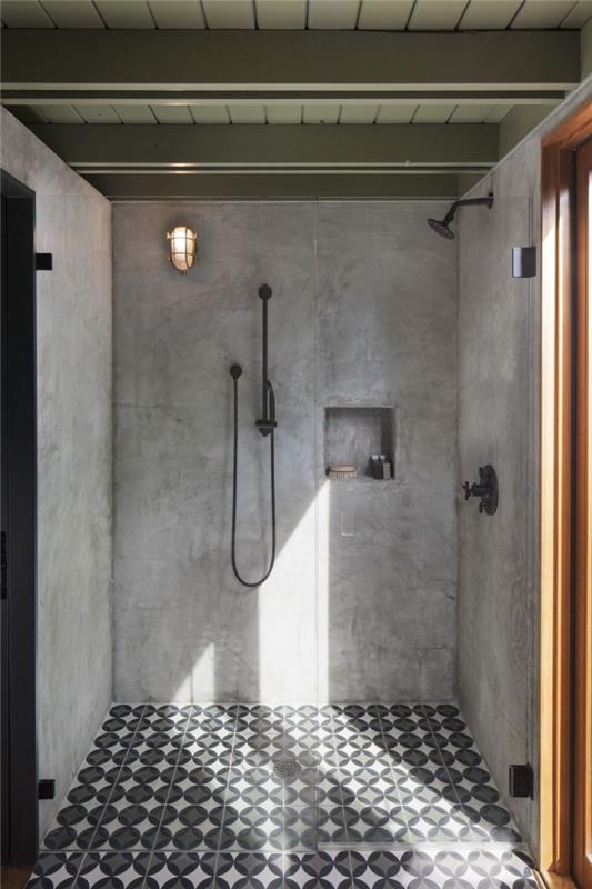 Itališkas vonios kambarys su grafinėmis cementinėmis plytelėmis išklotomis grindimis, kurios veikia medžiagos poveikį