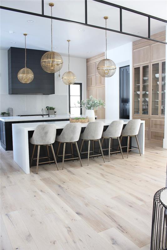 ahşap zeminli beyaz duvarlı çağdaş iç tasarım, çimento efektli bar sandalyeleri modeli, siyah beyaz mutfak fikri