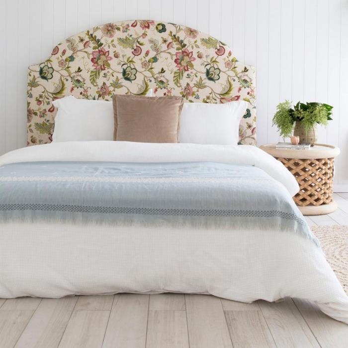çiçek desenli kumaşla bir yatak başlığını kişiselleştirme fikri, parke ile beyaz duvarlı yetişkin yatak odası dekoru
