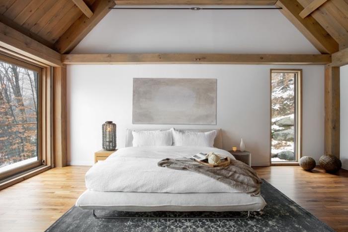 çatı katı düzeni, gri tonlarında dekoratif objeler ile beyaz ve ahşap koza yatak odası dekor fikri