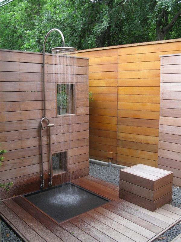 leseni zunanji model kopalnice s stensko nišo za kopalniške dodatke, ideja za deževno prho na prostem