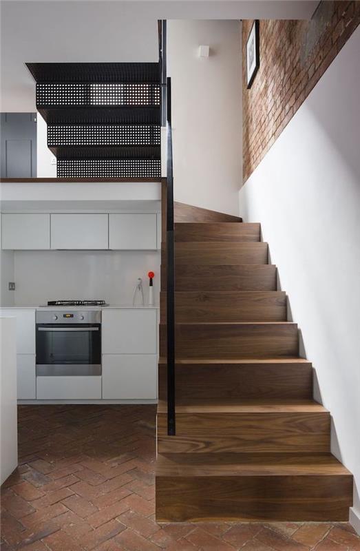 bela kuhinjska tla in opečna stena, ki prekriva lesene in kovinske stopnice