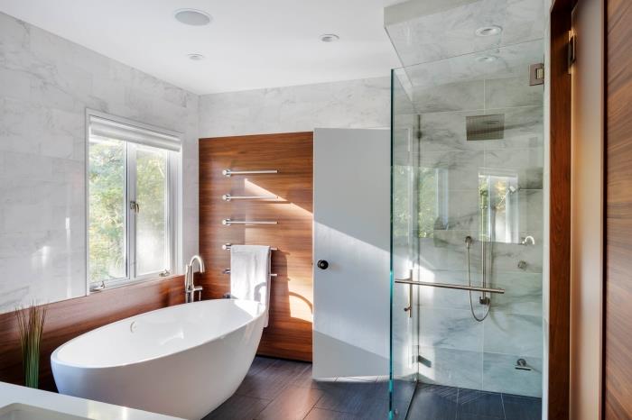 baltos klubo vonios modelis vonios kambaryje, dekoruotas neutraliomis baltomis ir pilkomis spalvomis su mediniais akcentais