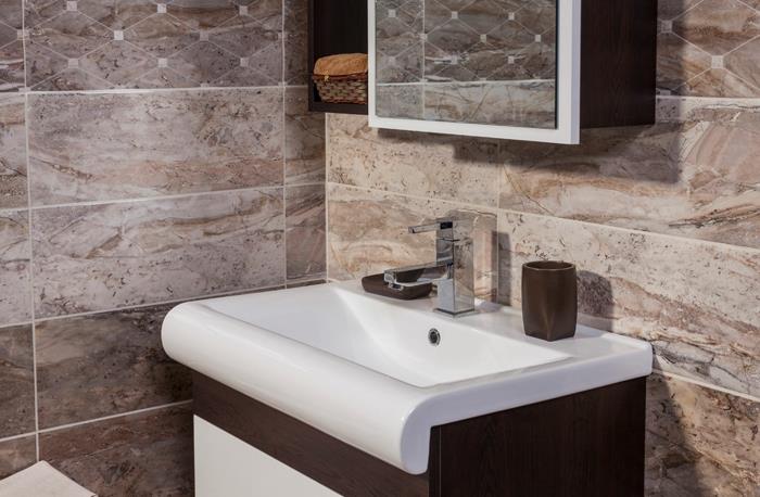 aynalı dolap, modern lavabo, traverten duvarlar, taş oda dekorasyonu