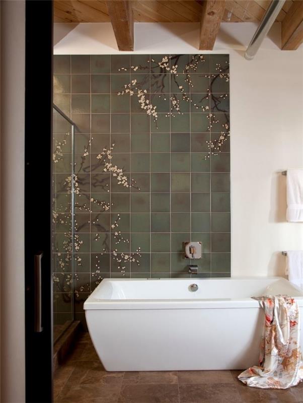 kokios plytelės sienoms azijietiškame vonios kambaryje, japonų įkvėpta dekoro idėja su laisvai stovinčia vonia
