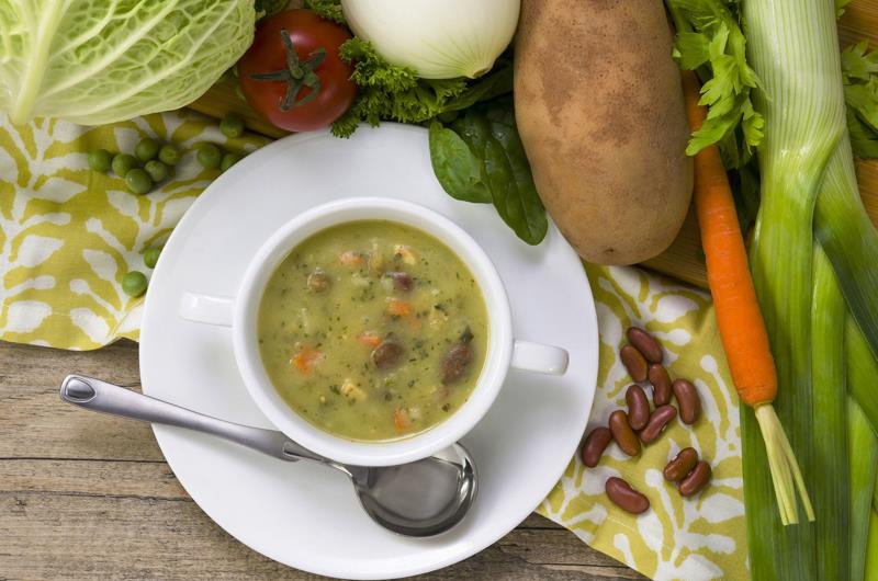 pertraukiama dietinė sriuba, kurioje yra sveikų ingredientų
