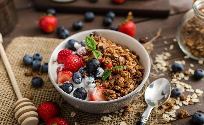 Mediteranska dieta za zajtrk, sestavljena iz polnozrnatih jagod in borovnic