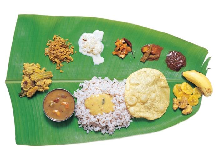 veliki palmovi listi, beli riž, oreški in banane, načrt zdrave prehrane, jogurt in granola