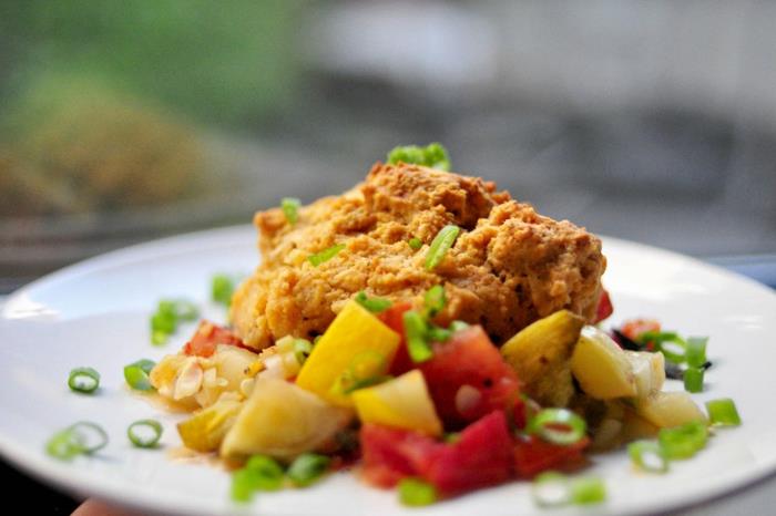 Alimentazione sana ed equilibrata, piatto con mousse ve contorno di verdure tagliate a pezzi