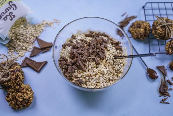 Ciotola con avena, pezzettini di cioccolato, biscotti fiocchi d'avena, come fare i biscotti in casa