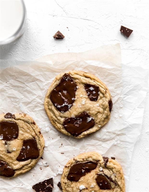 Piškotki alla cioccolata, carta da forno, come fare i biscotti in casa, granelli di zucchero