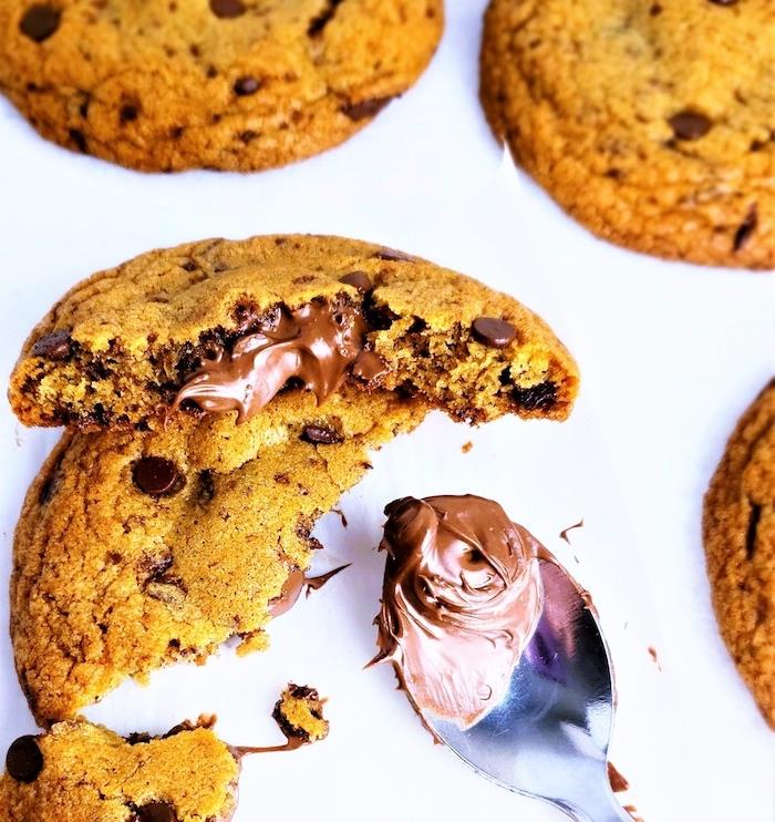 Piškotki con nutella, ricetta na biscotti, piškotki con gocce di cioccolato, cucchiaio con nutella