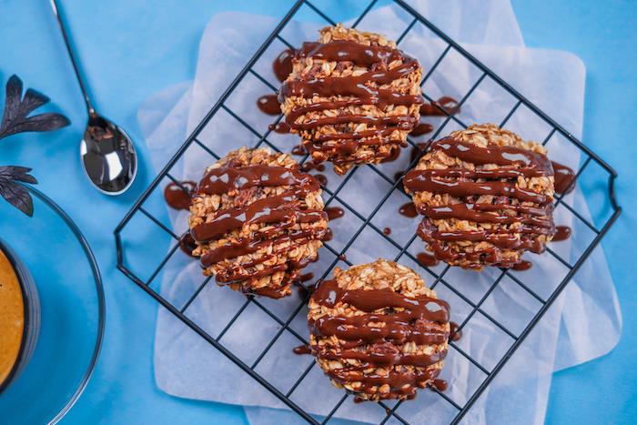 Biscotti semplici e veloci da fare in casa, biscotti con fiocchi d'avena, biscotto con cioccolato fuso