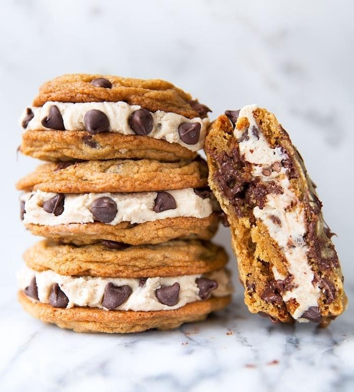Biscotti semplici e veloci da fare in casa, biscotto con gocce di cioccolato, bianca di cioccolato mousse