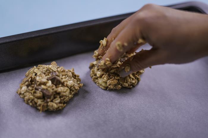 Modellare con le mani, biscotti all'avena, pezzettini di cioccolato, biscotti velocissimi