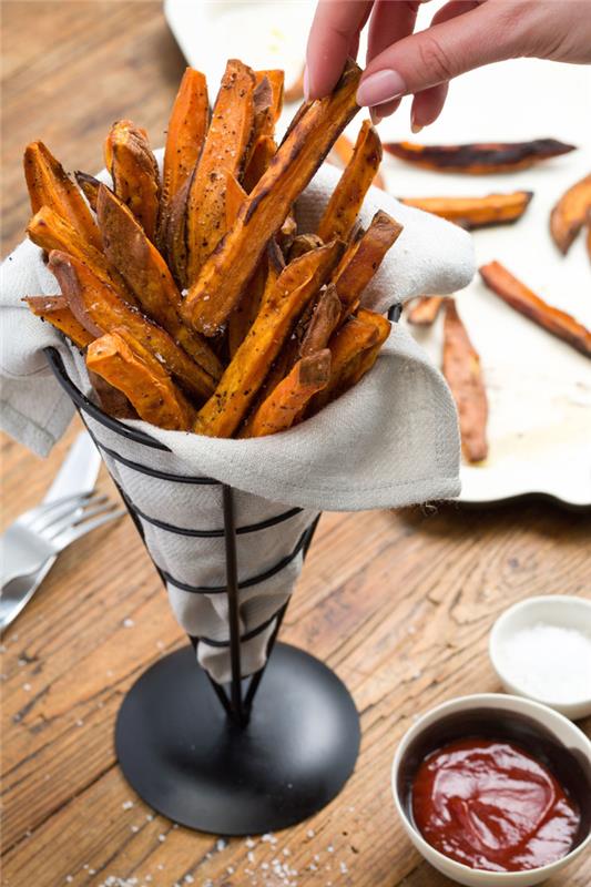 Pirštų maistas veloci e un'idea con delle patate dolci fritte con salsa rossa