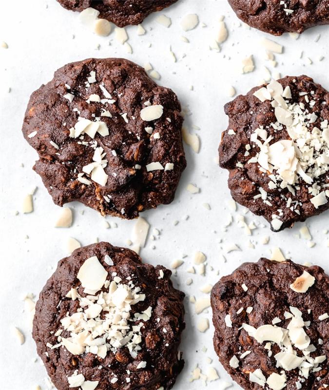 Scaglie di cocco, piškoti alla cioccolata, biscotti colazione leggeri, biscotti s kakavom