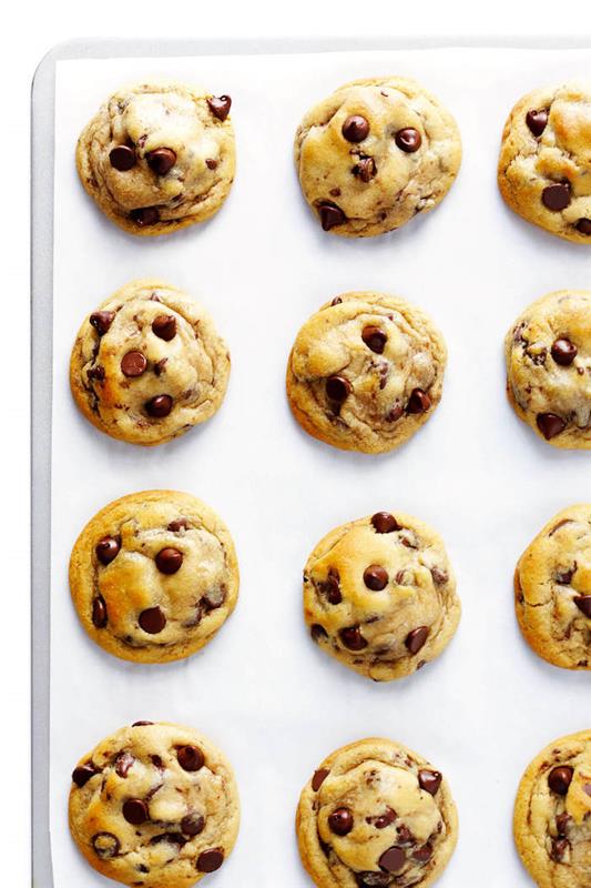 Biscotti semplici e veloci da fare in casa, cookies con cioccolato, teglia con carta da forno
