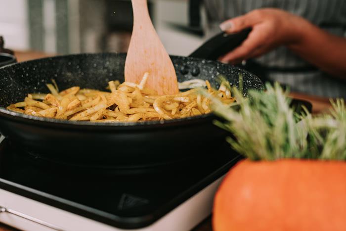 Ateikite, kad sužinotumėte apie zucca, padella con mestolo di legno, soffriggere la cipolla