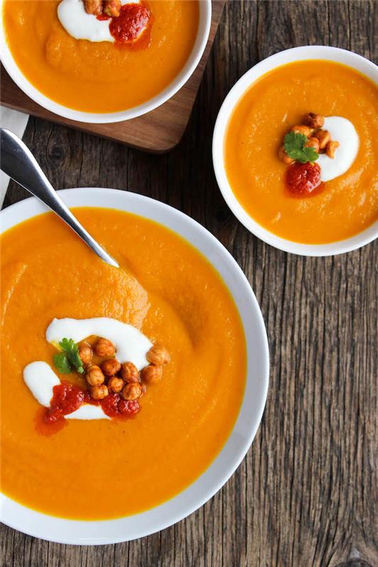 Vellutate light, vellutata di zucca con salsa di pomodoro, okrašena z minestra con panna