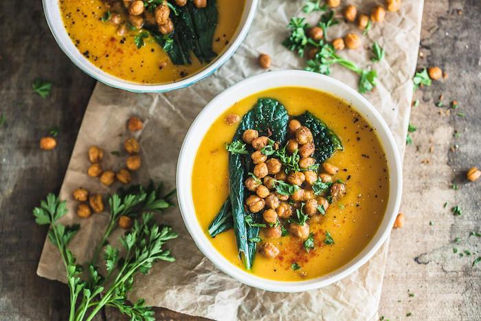 Come si fa la vellutata di zucca, vellutata con zucca e cette, decorazione piatto con prezzemolo tritato