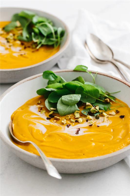 „Vellutata di verdure miste“, „piatto con vellutata“ ir „foglie di spinaci“, „piatto tondo con cucchiaio“