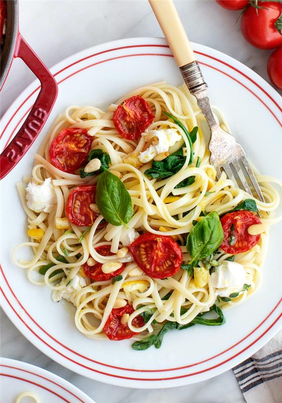 Linguine al pomodoro, cena leggera invernale, piatto con linguine, pomodorini e foglie di basilico