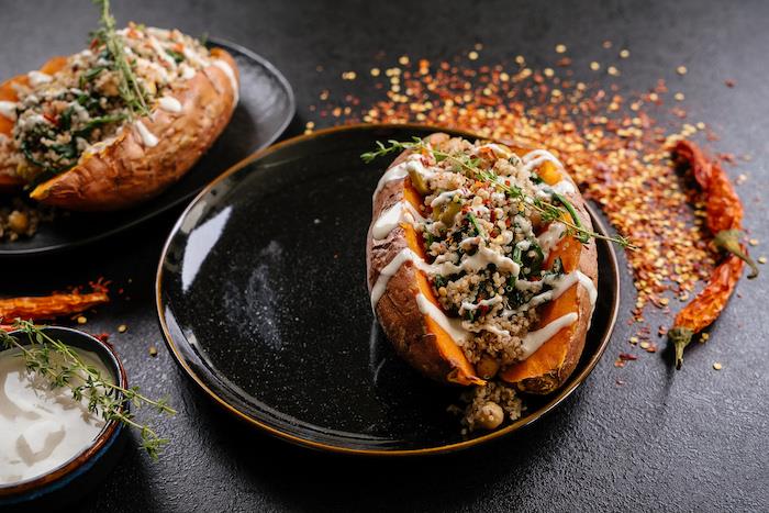 Piatto di patate dolci con ripieno, krompirjev dolci con quinoa, peperoncino in polvere