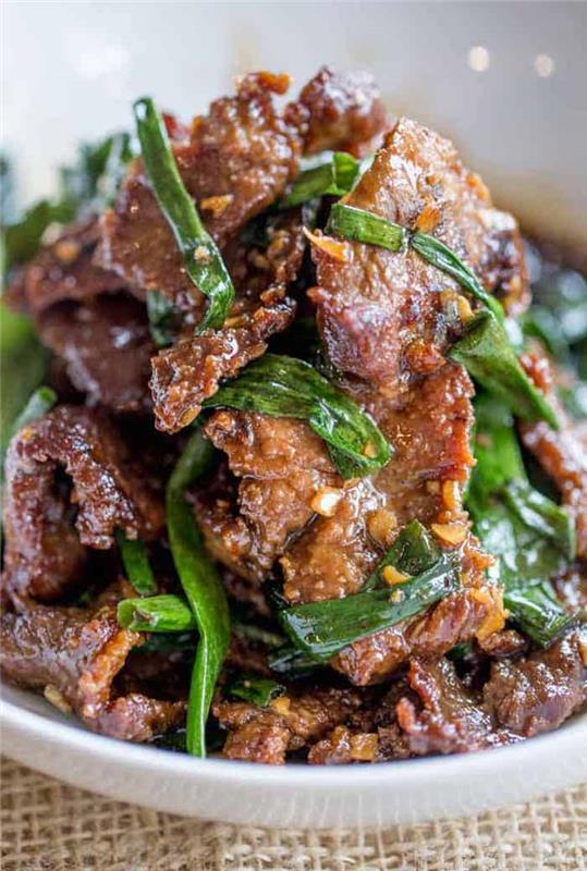 Carne di manzo, cipolla verde rosolata, piatto con carne, idee per cena veloce e leggera