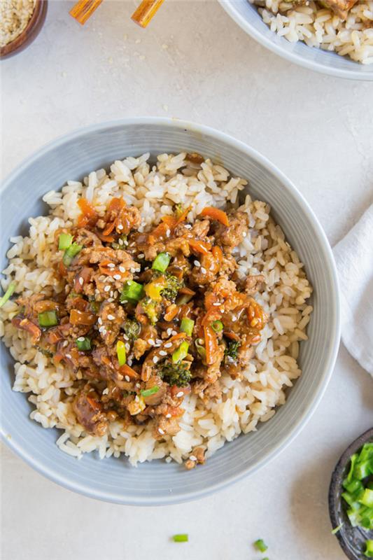 Idee per cena leggera, piatto con riso e tacchino, carne in salsa teriyaki