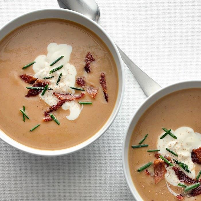 „Vellutate light“, minestra con le castagne, ciotola con vellutata and pezzettini di pancetta