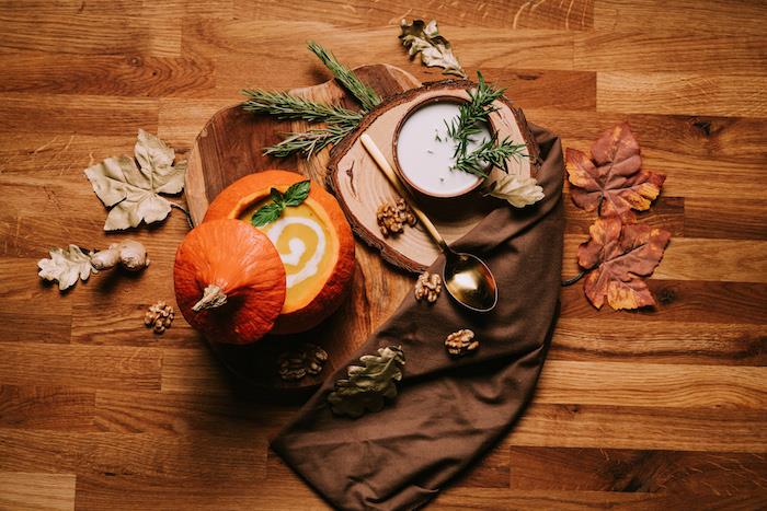 Come si fa la vellutata di zucca, zucca come ciotola, decorazioni autunnali con foglie secche