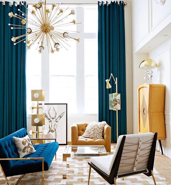 bencinsko modra zavesa v prostorni dnevni sobi, belo -rumena preproga, mornarsko modra zofa, rumena omara in naslanjač, ​​dekoracija in obesek z zlato kroglo