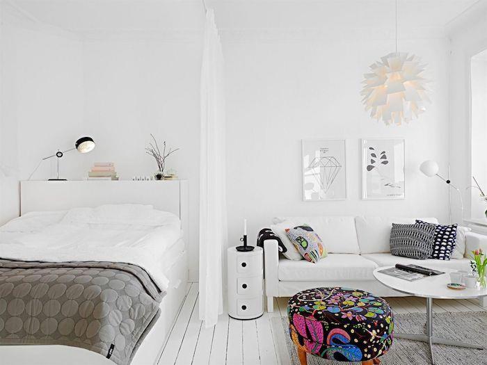 zavesa za ločen kotiček spalnice od dnevne sobe v belem in sivem skandinavskem slogu, boemski elegantni poudarki