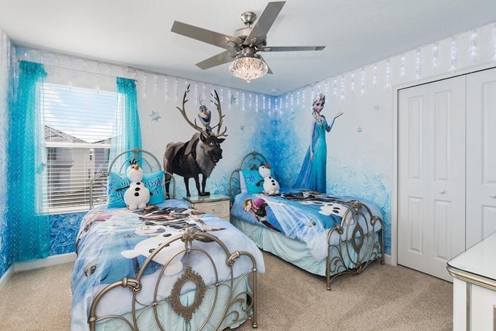 Snow Queen dekorasyonu, beyaz duvarlı ve bej halılı yatak odası, Snow Queen nevresim