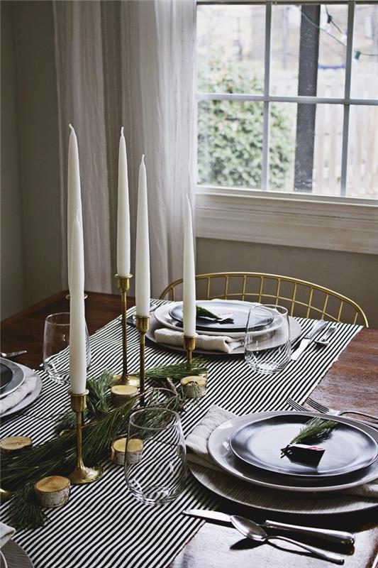 bele zavese zlati stol deco miza božič narava beli in črni prt črna okrogla plošča zlati svečnik lesene podložke