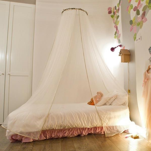 posteljne zavese-zlate-bleščice-leteče-otroška posteljica