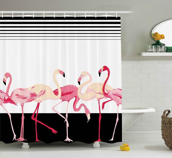 flamingo deco na zavesah za prho v kopalnici z belo ovalno kadjo, črno -belimi vodoravnimi črtastimi zavesami