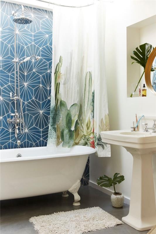 Deco velike tropske vzorce v majhni sodobni kopalnici z belimi stenami in imitacijo betonskega poda z zavesami iz rastlinske kadi