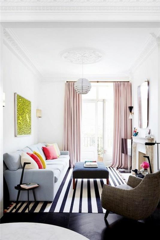 dvigubos užuolaidos-šviesiai rožinės spalvos kilimų juostelės-balta-juoda-balta-sienos-geltonos-freskos dažai
