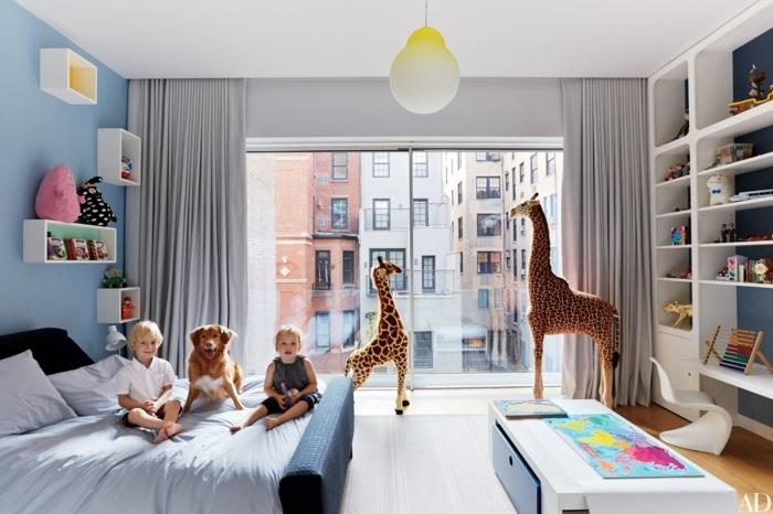 pilkai baltas berniuko miegamasis, balta lentyna, dvi žirafos, baltos lentynos