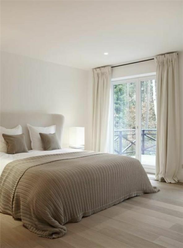dolge bele zavese-spalnica-barva-taupe-leseno-parket-posteljno perilo-taupe-barva-taupe