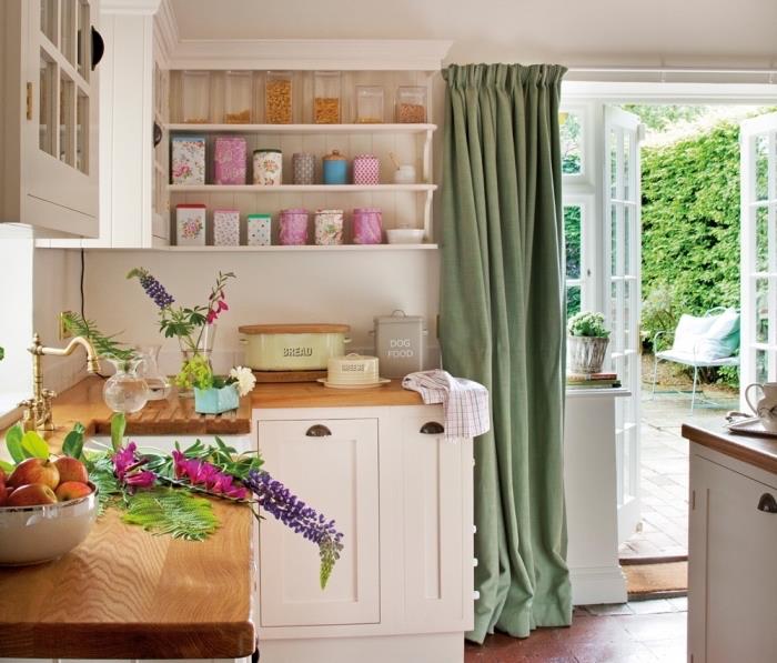 eleganten podeželski dekor v kotni kuhinji z vodoravnim shranjevanjem v obliki lesenih polic