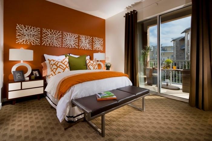 rjave zavese, kako urediti 2 barvi v spalnici iz usnjenih in kovinskih okrasnih plošč