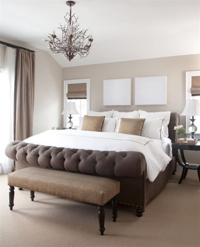 büyük kahverengi yatak modeli ile yetişkin komple yatak odasında beyaz tavanlı bej duvar boyası