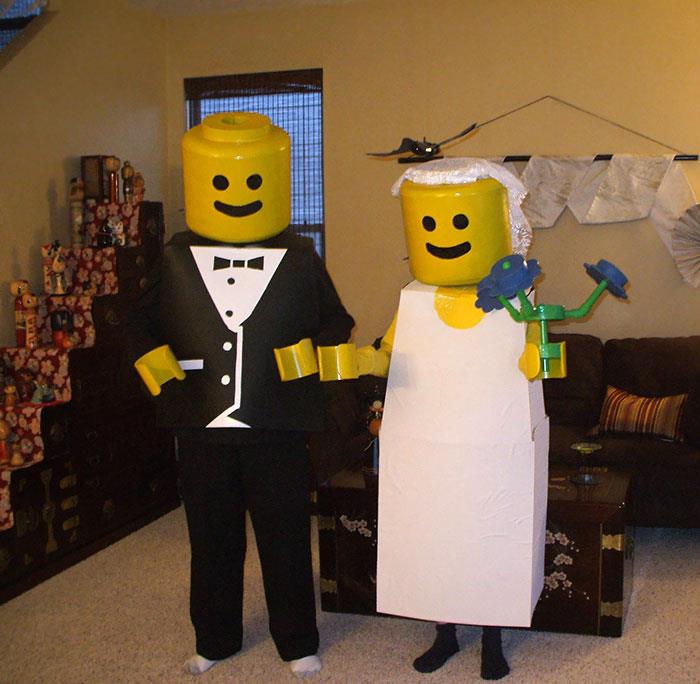„Lego“ vestuvių Helovino aksesuaras, kostiumas paprastam „pasidaryk pats“ vakarėliui, vyras su kostiumu ir moteris su kvadratine jaunikio suknele apvalia geltona galva kaip „Lego“ minifigūra