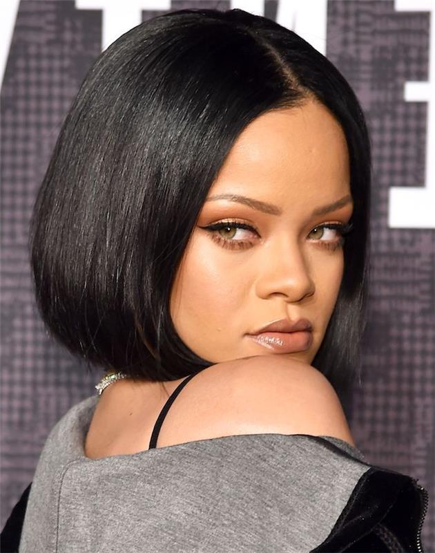 rihanna, kısa kare siyah saçlı, ortasından ayrılmış, afro şık kadın saç kesimi fikri